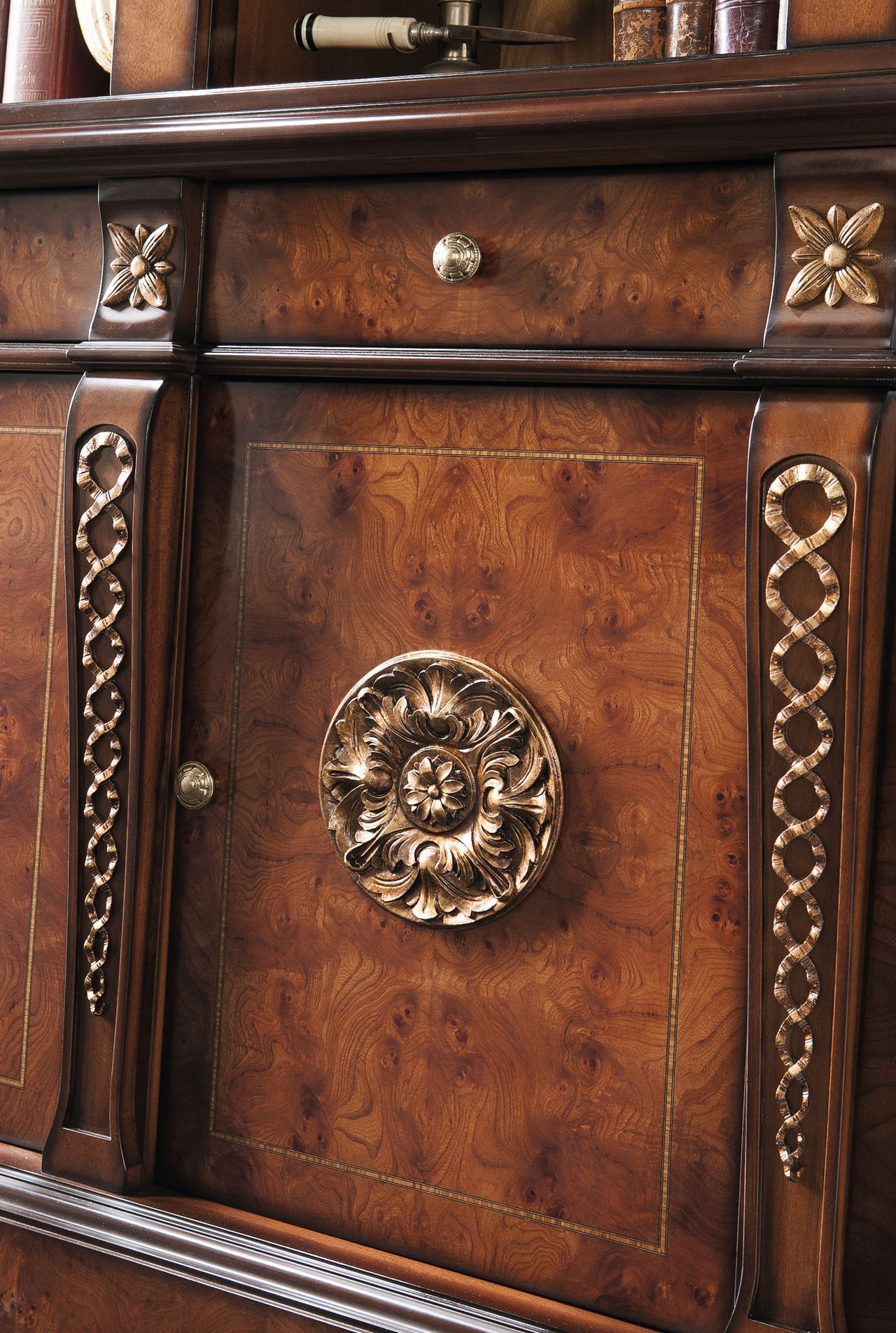 Деревянный шкаф с распашными дверцами и ящиками Hurtado Traditional ARCH-00090336 - Вид №3