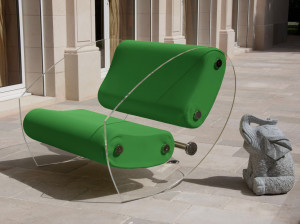 Кресло с подлокотниками