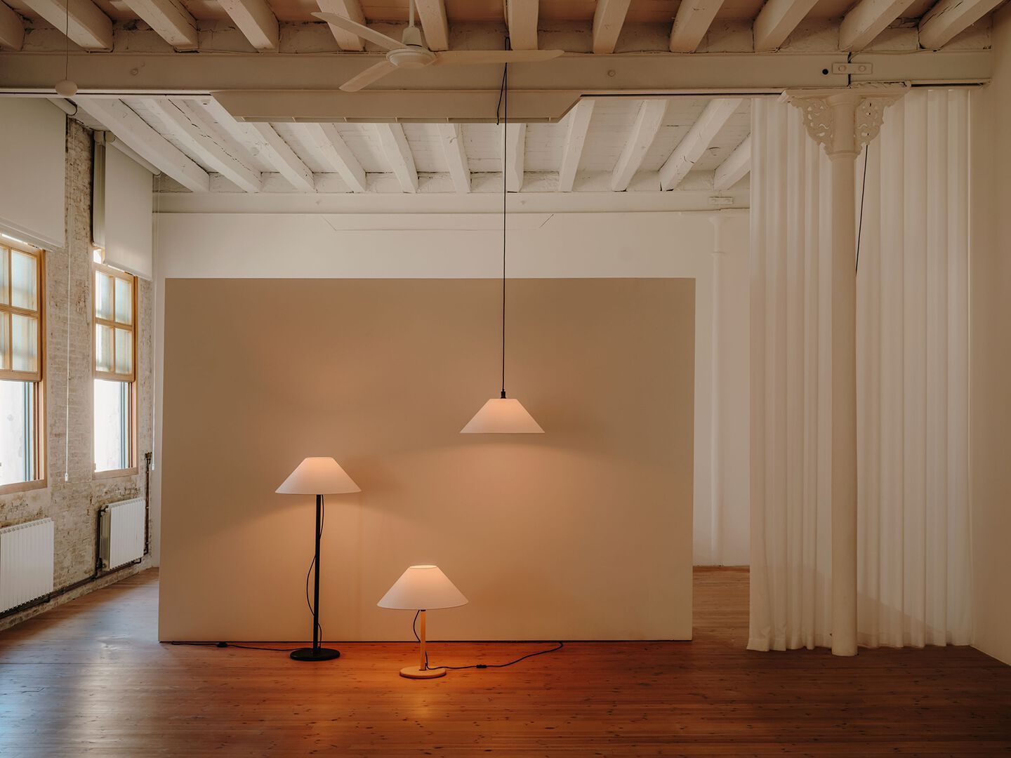 Светодиодная настольная лампа из сосны luxcambra Clasica ARCH-00088489 - Вид №2