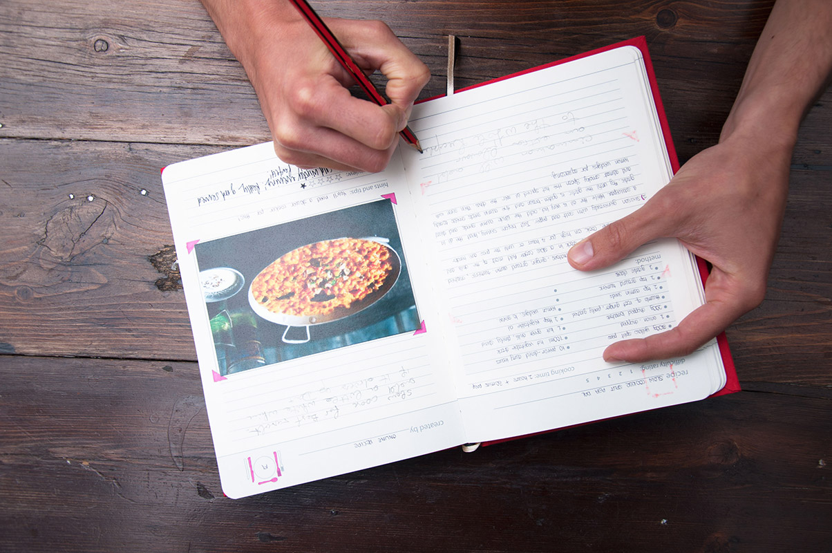 SK MYRECIPES1 Семейная кулинарная книга my family красная Suck UK  - Вид №2