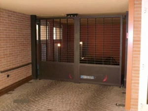 CARMEC Металлические распашные ворота с электроприводом Portoni e cancelli