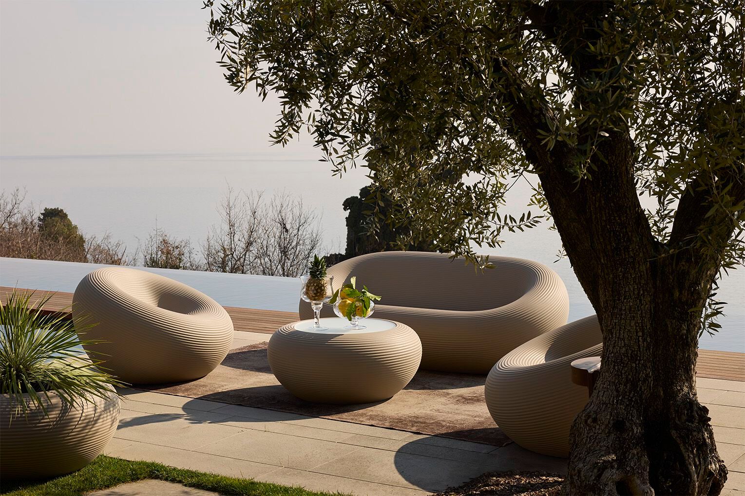 Полиэтиленовый садовый диван Qeeboo нами ARCH-00148917 - Вид №4