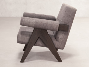 Тканевое кресло с подлокотниками