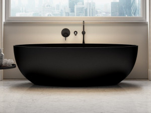 Овальная ванна в центре комнаты из смолы