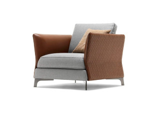 Кресло из ткани и кожи с подлокотниками