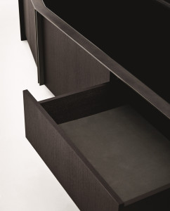 Деревянный шкаф с распашными дверями