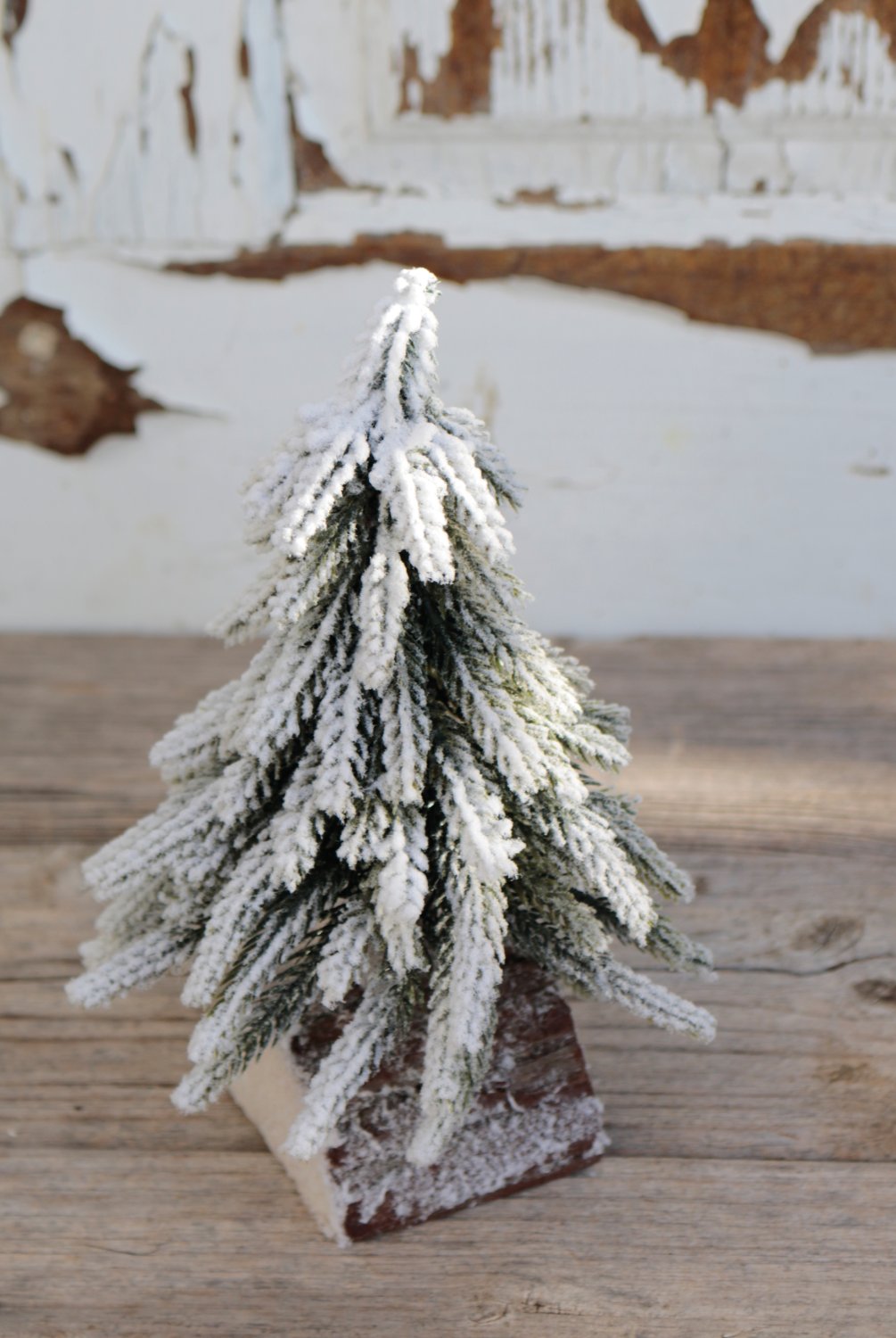 1045 807 a3 Искусственная елка со снегом, деревянная подставка, 19 см, зелено-белая H-andreas  - Вид №4