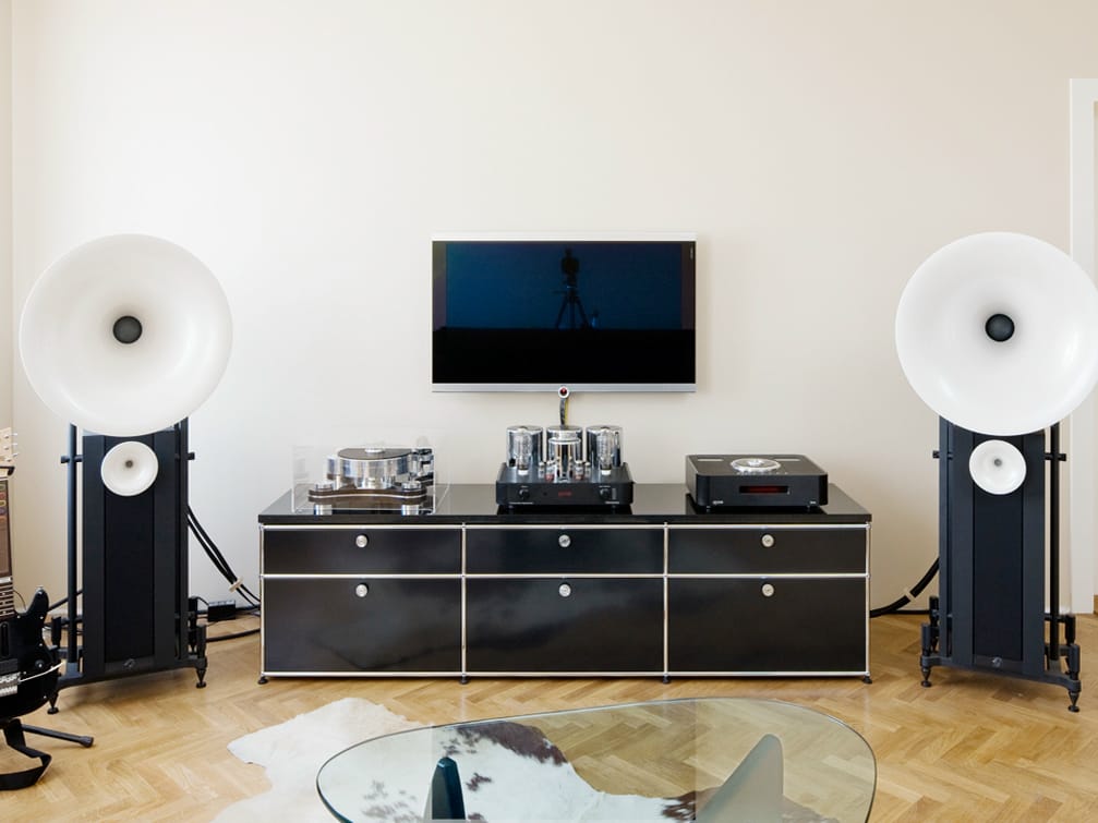 Секционный шкаф для телевизора с металлическим лаком USM USM Haller System ARCH-00037922 - Вид №1