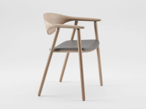 Деревянный стул с подлокотниками