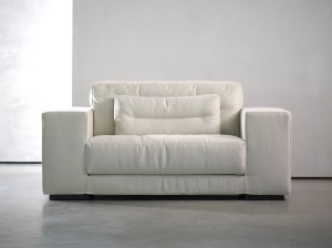 Кресло с подлокотниками