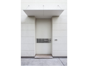 Бронированная входная дверь с облицовкой горизонтальных секторов