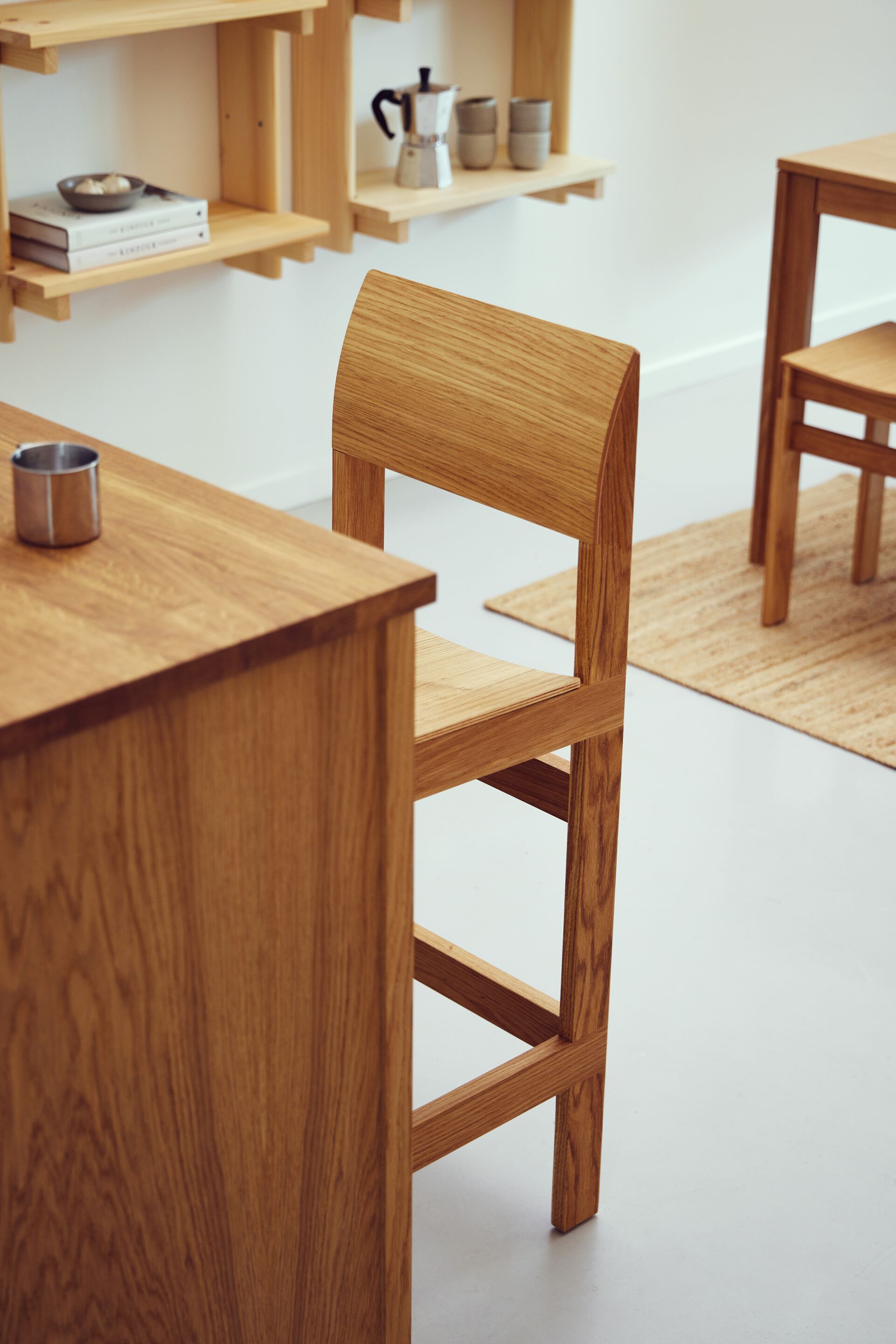 Высокий дубовый стул с подставкой для ног Form & Refine Sonder ARCH-00039829 - Вид №4