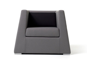 Тканевое кресло с подлокотниками