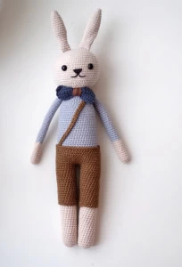 Игрушка Зайчик "Алекс" ALABUSHEK TOYS ВЯЗАНЫЕ ИГРУШКИ 017029 Синий;коричневый;белый