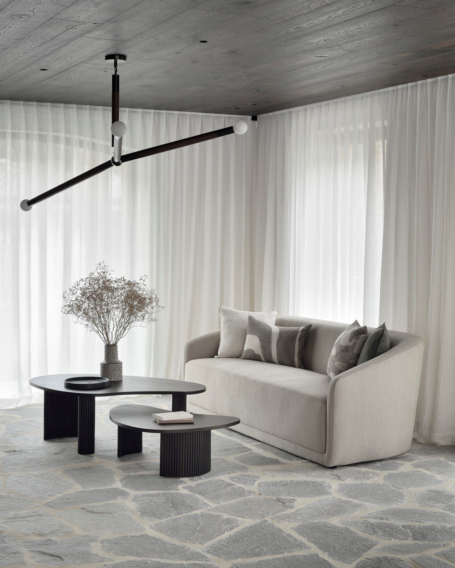 Низкий журнальный столик из красного дерева Ethnicraft Boomerang ARCH-00070030 - Вид №7