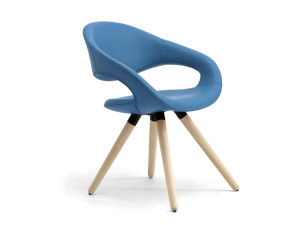 Кожаное кресло с подлокотниками