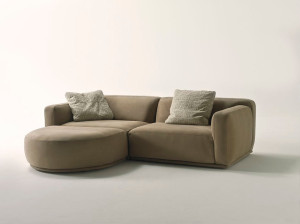 Тканевый диван с полуостровом