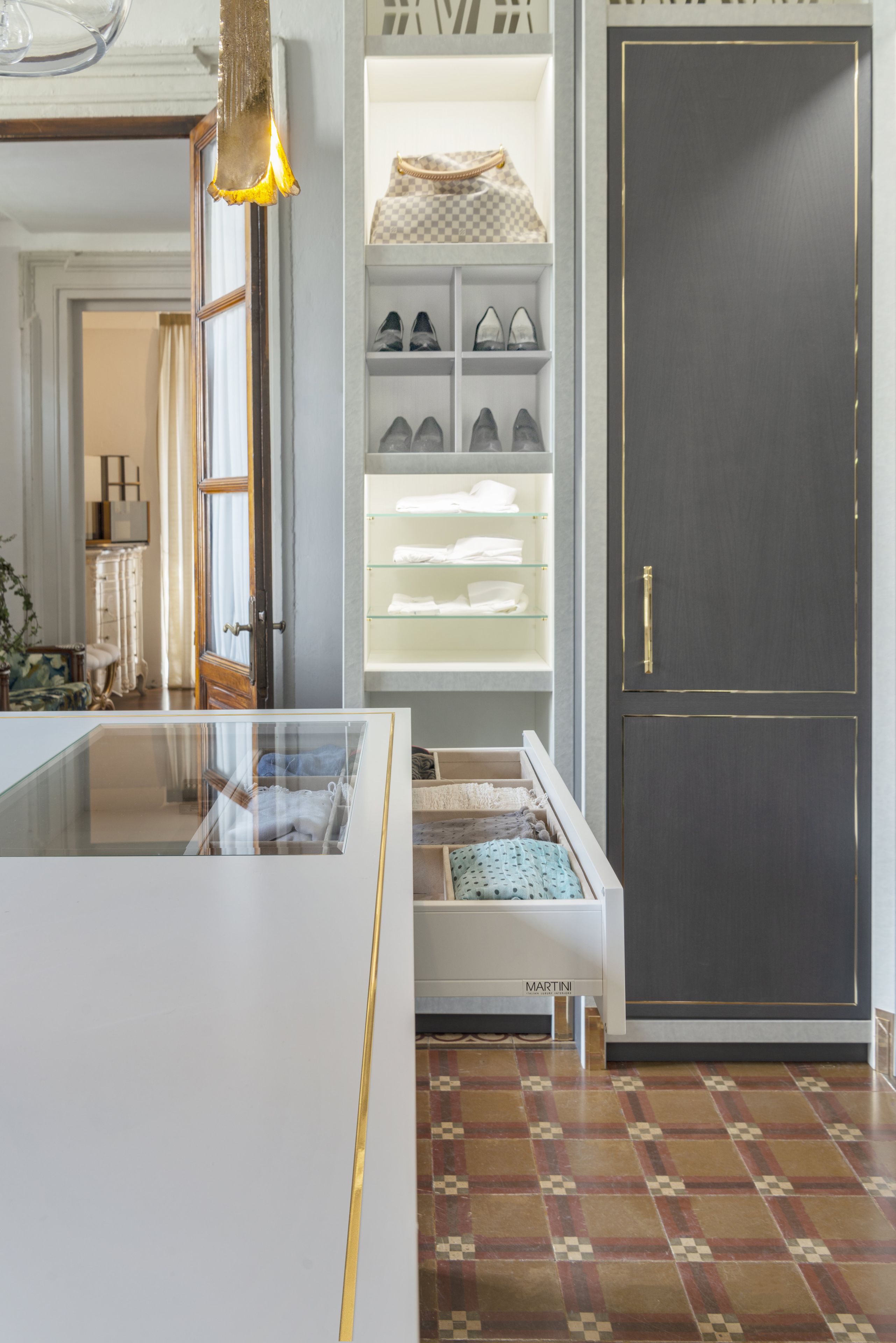 Шкаф из дуба со встроенным освещением на заказ Martini Interiors сущность ARCH-00105014 - Вид №4