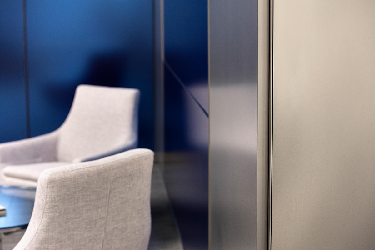 FSRT632 Система обшивки стен Levelr с панелями из вивистрата, слоями стекла в отражающей конфигурации с индивидуальным гравированным рисунком и стандартной отделкой, а также выступами из нержавеющей стали в Frost Tower, сан-антонио, техас Forms-surfaces  - Вид №25