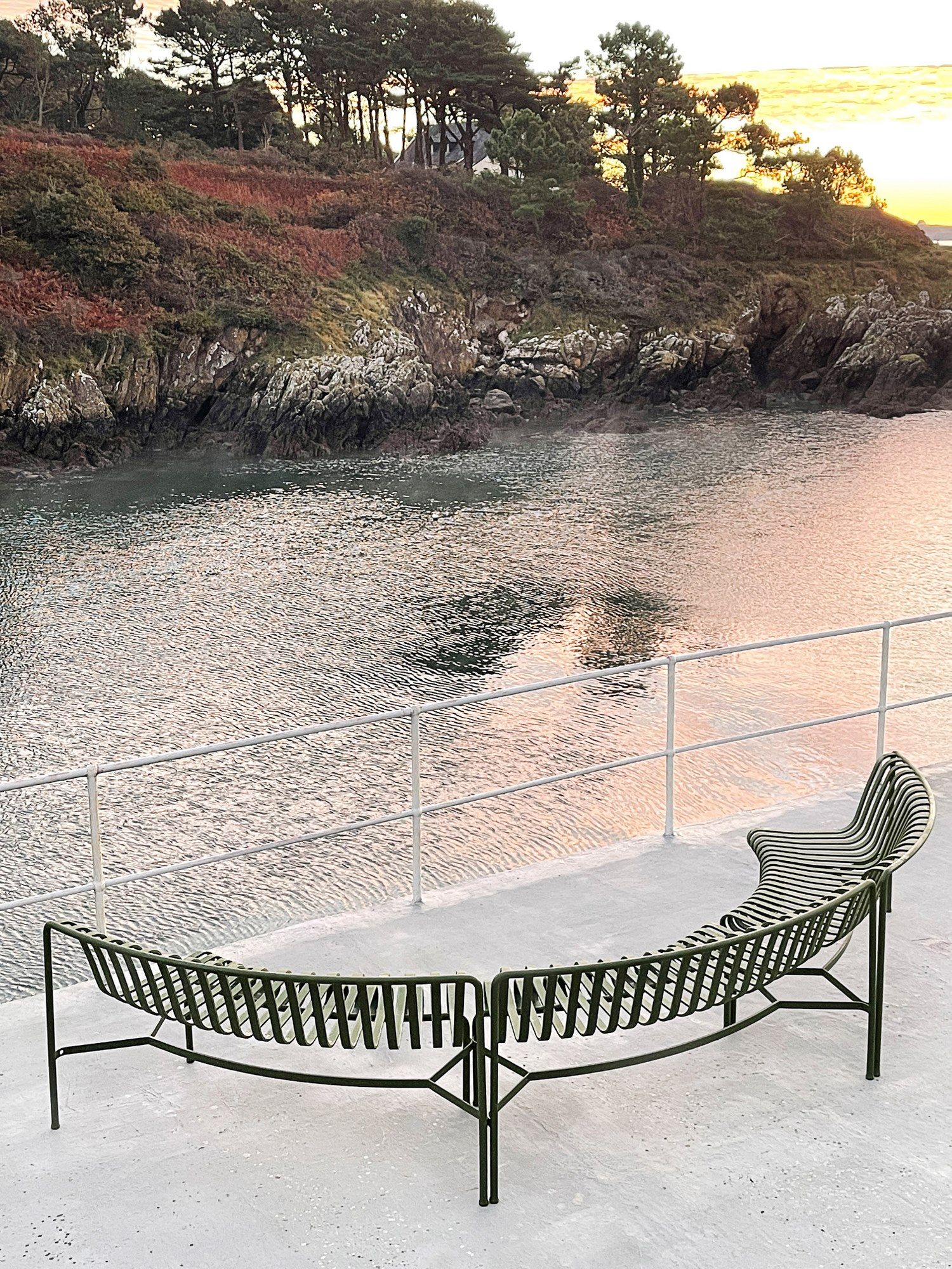 Стальная садовая скамейка с порошковым покрытием со спинкой Hay Палисад ARCH-00074175 - Вид №68