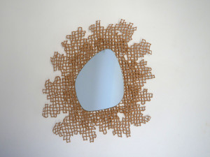 Настенное зеркало с глиняной рамой