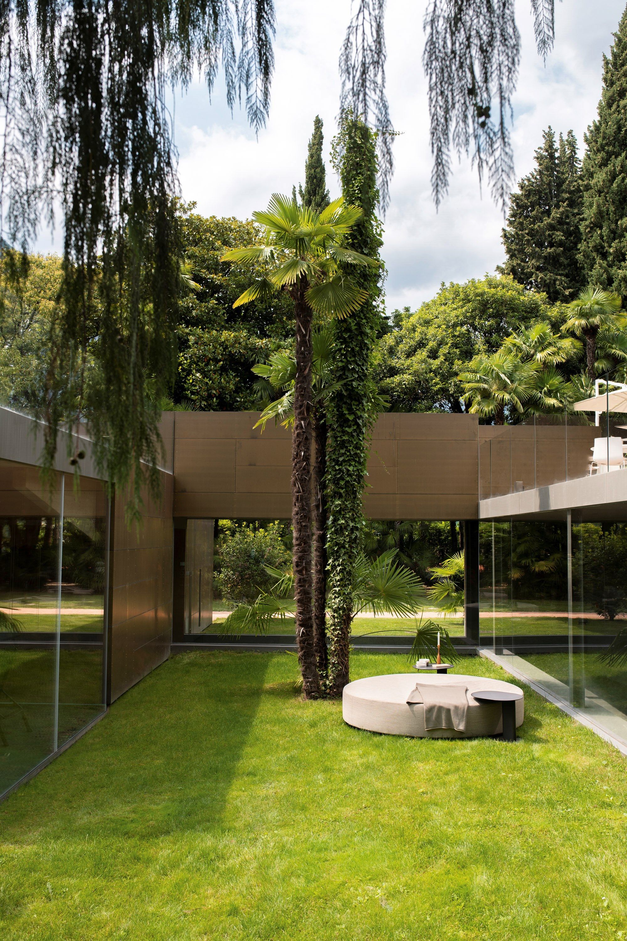 Алюминиевый овальный журнальный столик Varaschin плинтус ARCH-00131779 - Вид №10