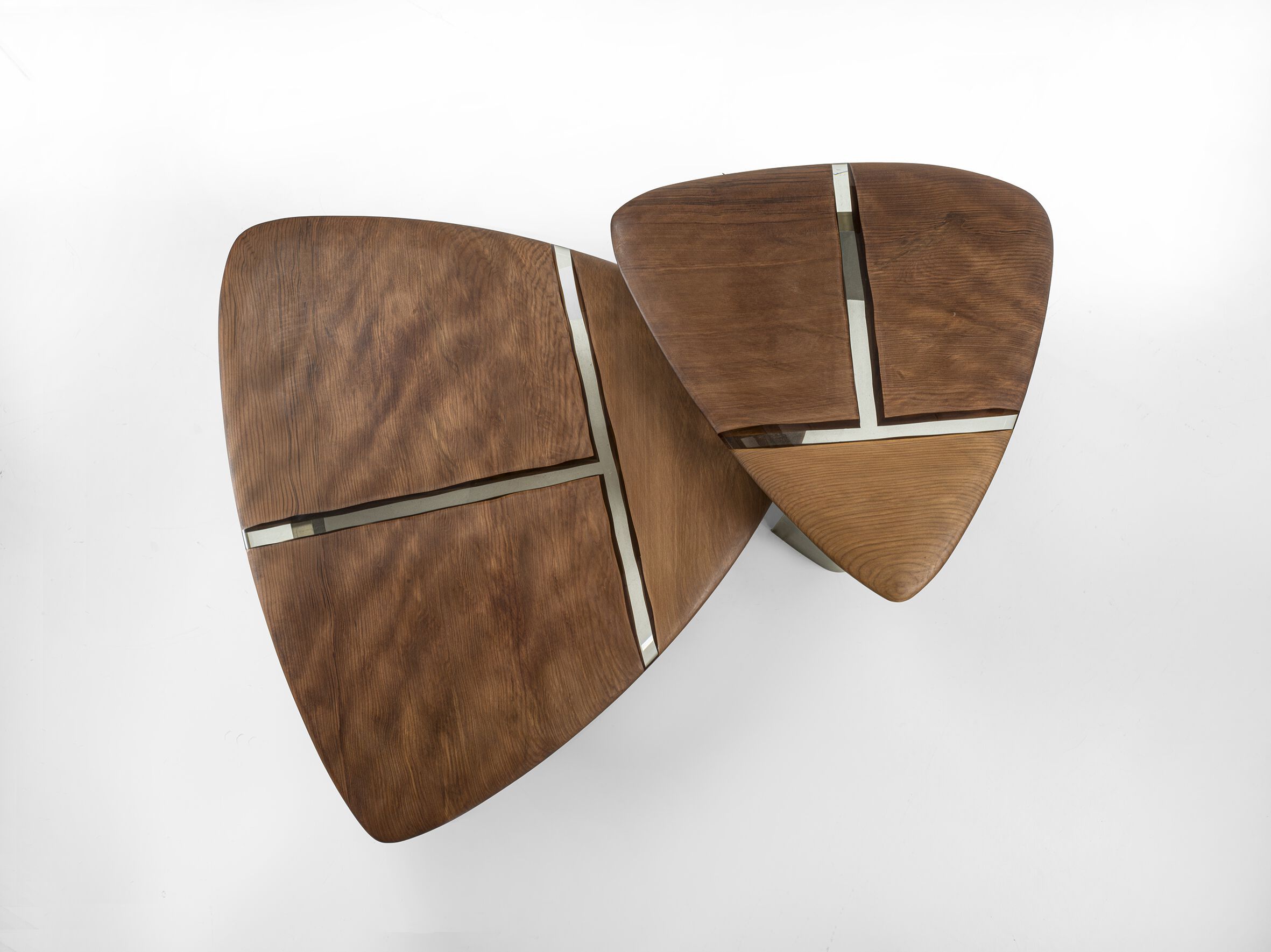 Треугольный журнальный столик с верхом из смолы и дерева Riva 1920 Kauri ARCH-00122024 - Вид №3