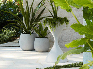 Бетонный высокий садовый горшок