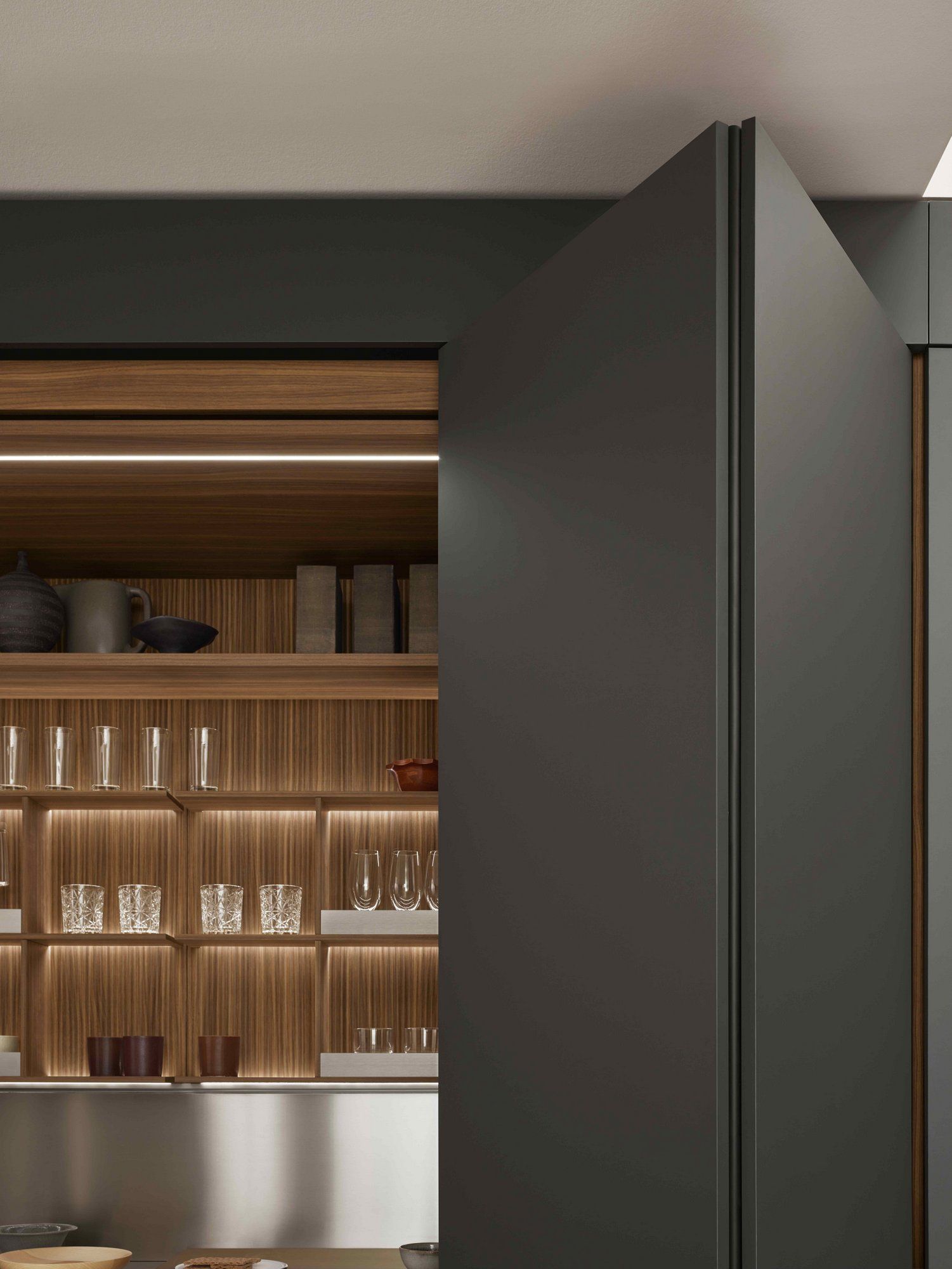 Кухня без ручек на заказ с полуостровом ERNESTOMEDA знак ARCH-00140912 - Вид №3