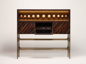 Буфет из черного дерева со встроенным освещением