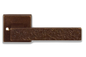 Бронзовая ручка на розетке