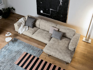 Тканевый диван с полуостровом