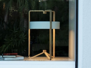 Алюминиевая и деревянная светодиодная настольная лампа