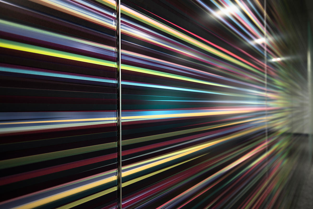 FSRT635 Система облицовки стен Levelr с панелями из вивихромового хромового стекла в отражающей конфигурации с индивидуальной цветовой прослойкой и опалексной отделкой, индивидуальной графикой туалета с индивидуальной подсветкой световой панели и настраив Forms-surfaces  - Вид №14