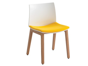 Стул из инженерного пластика с деревянной рамой и встроенной подушкой