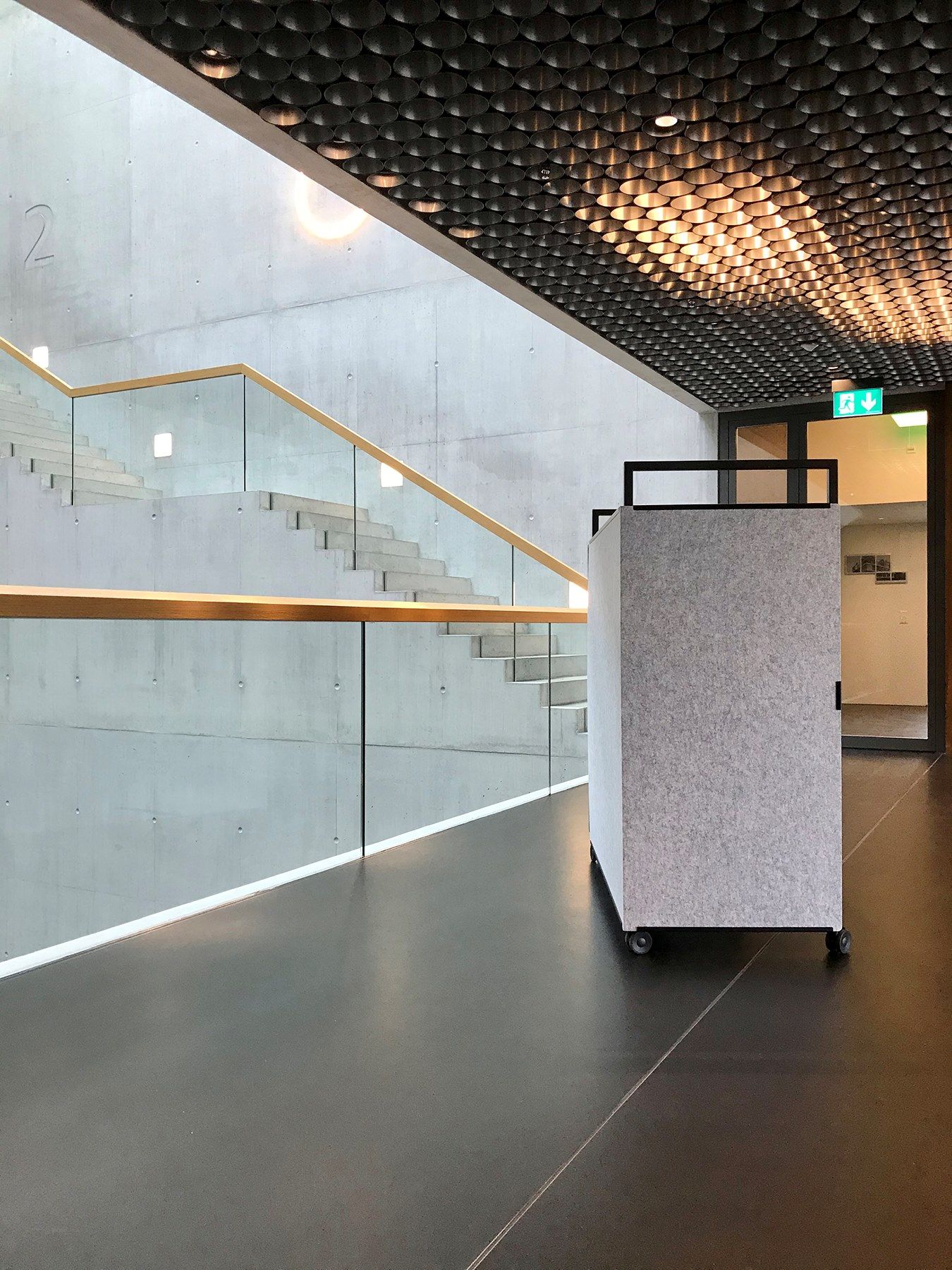 Рециркулированный ПЭТ регулируемая высота стол на колесах с электрической розеткой ECHOJAZZ MCART ARCH-00131553 - Вид №9