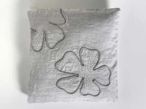 LA FABBRICA DEL LINO Квадратная подушка из льна с ручной вышивкой Decor