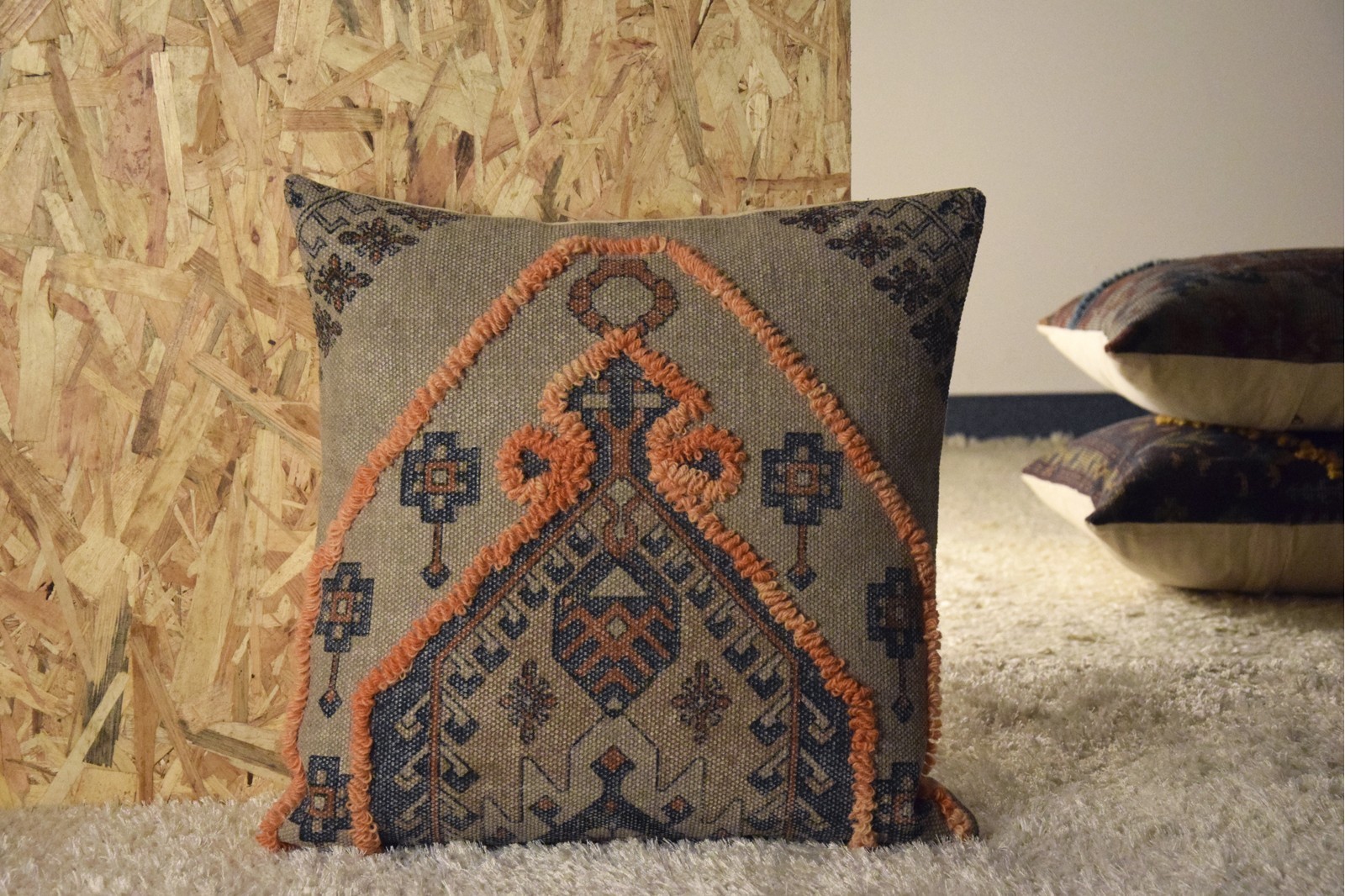 34AN012 Подушка 50/50, принт, ручная вышивка, 90%хлопок+ 10%шерсть, наполнитель конфорель VP Santreyd 