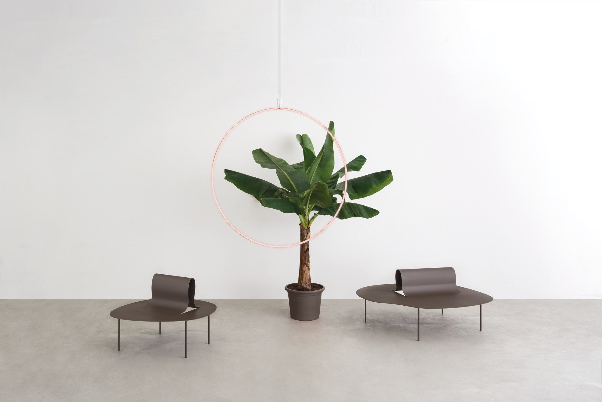 Скамейка из листового металла со спинкой Desalto Мягче стали ARCH-00020601 - Вид №1