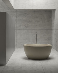 Ванна в центре комнаты в твердой поверхности