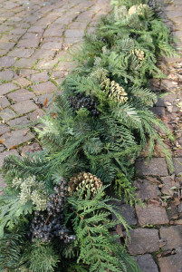 1398 883 a3 Искусственная гирлянда 'ель / кедр / ягоды / шишки', 180 см, зелёная H-andreas