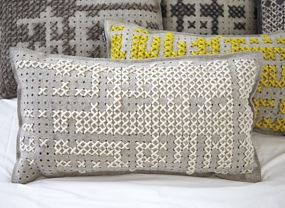 100075 Подушка Abstract белая 64x36 см GAN Canevas - Вид №1