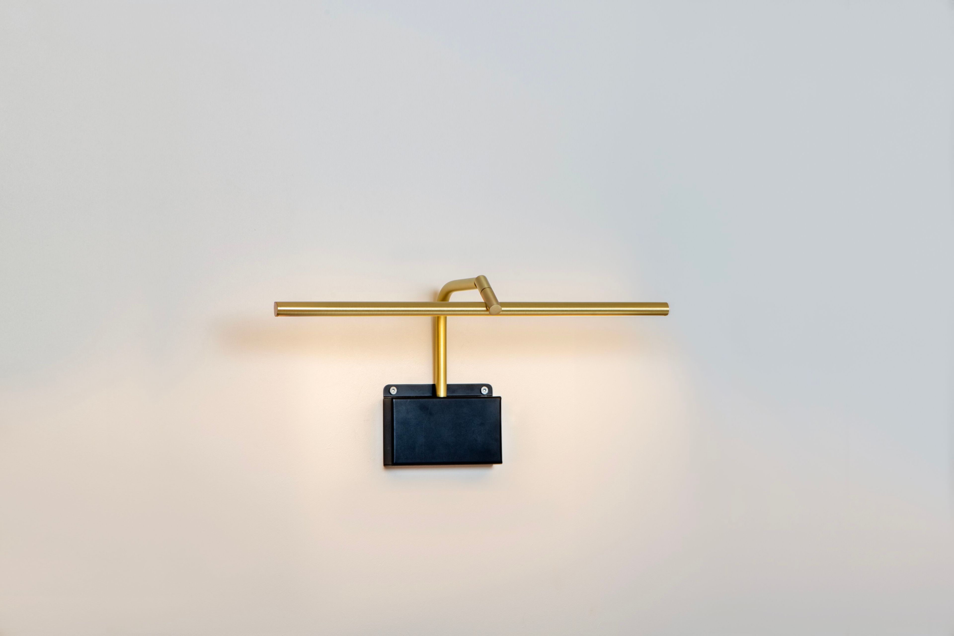 Латунный светодиодный настенный светильник для картин CVL Luminaires Airy ARCH-00034573 - Вид №3