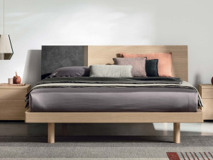 Деревянная двуспальная кровать