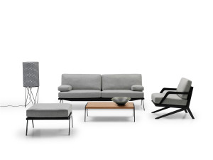 Кожаное кресло с подлокотниками