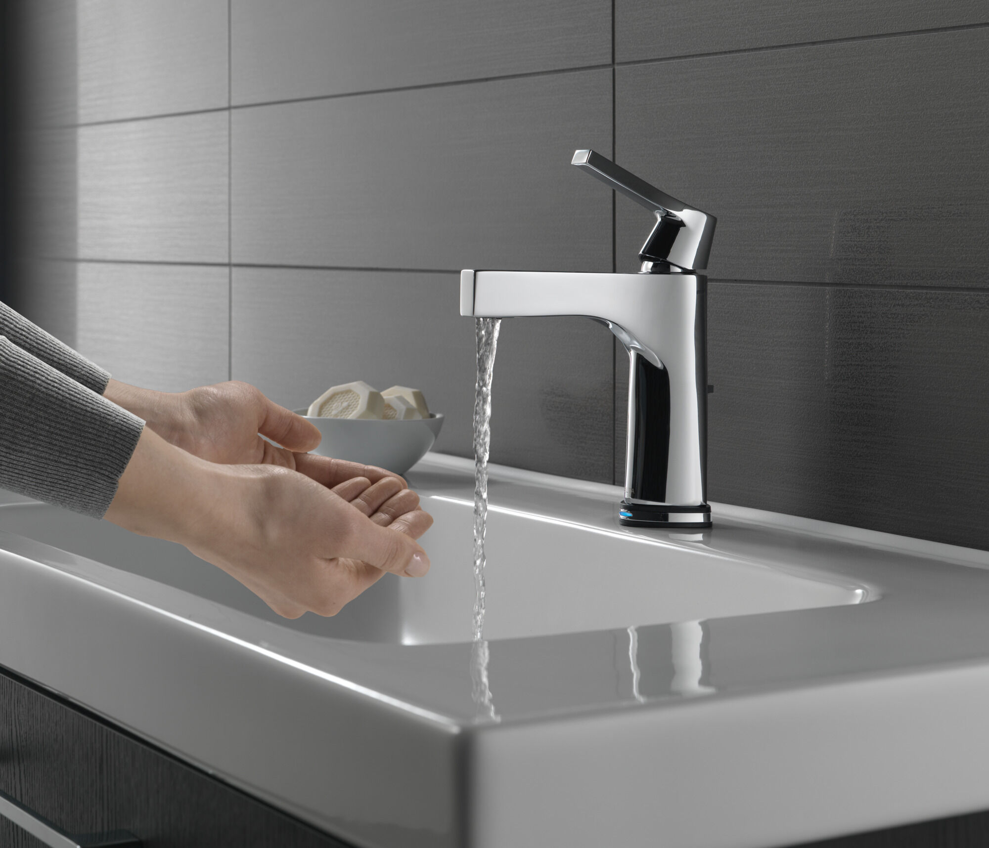 574T-CZ-DST Смеситель для ванной с одной ручкой с технологией Touch2O.xt® Delta Faucet Zura Шампанское бронза  - Вид №4