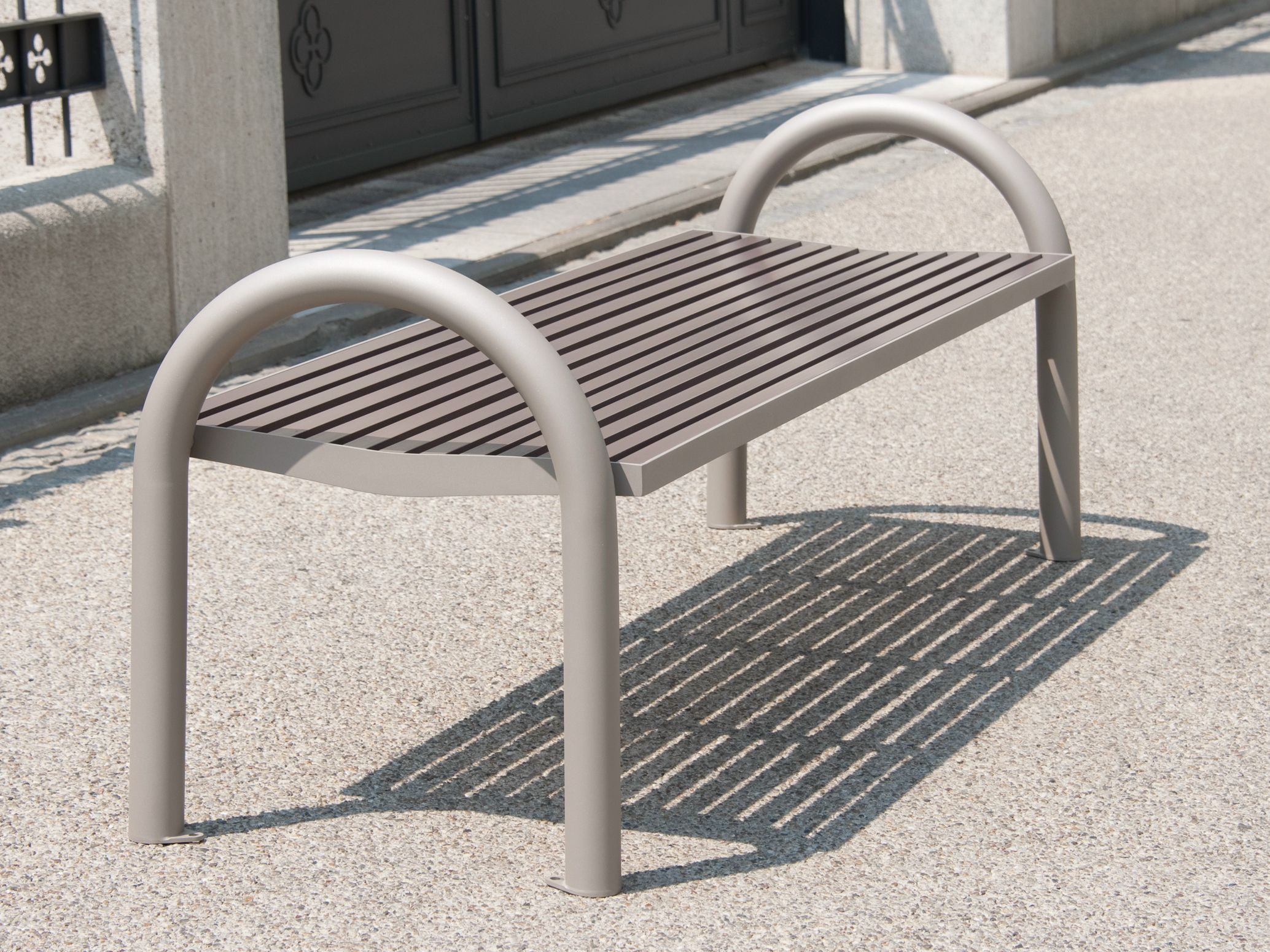 Скамейка из нержавеющей стали и ПЭТ без спинки BENKERT BANKE Comfony ARCH-00008724