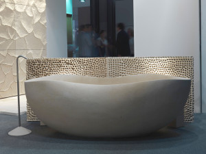 Ванна в центре комнаты из камня Лечче