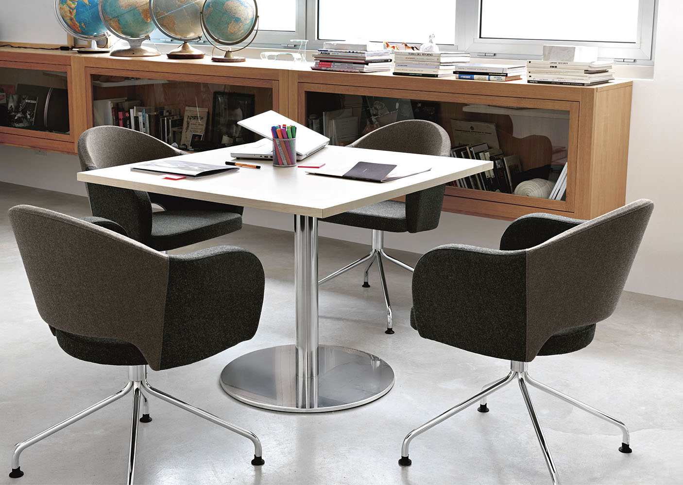 Agatha 048 Кресло с четырехсторонней стальной рамой. Сиденье и спинка мягкие. Et al. Agatha - Вид №1