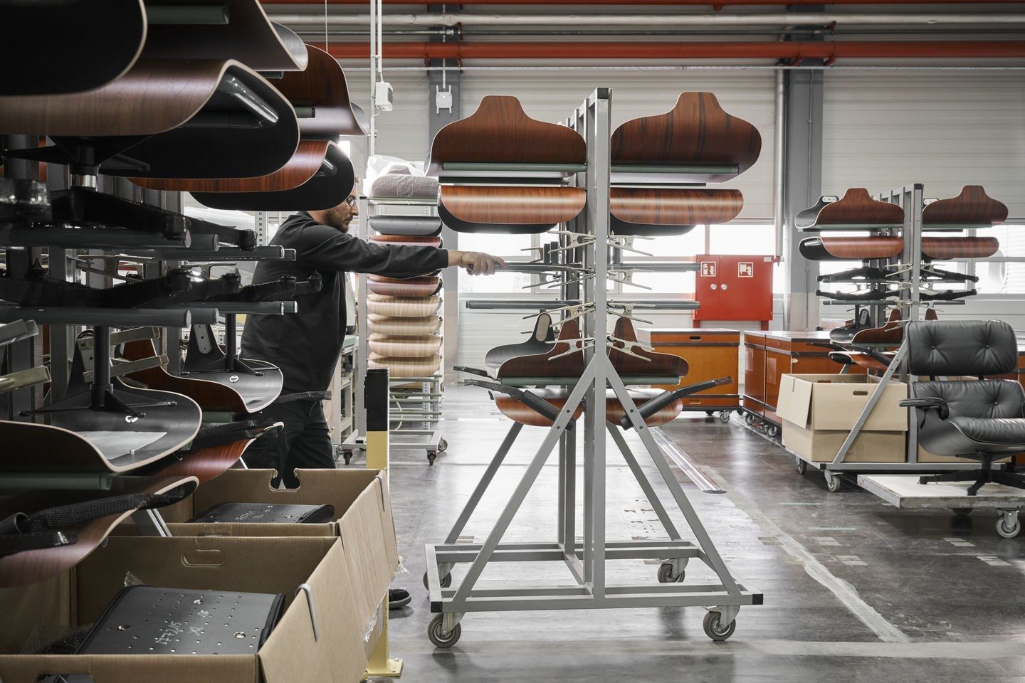 Кожаное вращающееся кресло с подлокотниками VITRA Eames Lounge Chair ARCH-00109556 - Вид №16